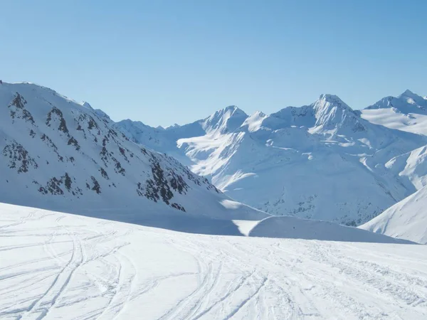 Bella stagione di skitouring primaverile in alpi otztal — Foto Stock