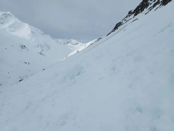 美丽的滑雪旅游春天季节在奥茨塔尔阿尔卑斯山 — 图库照片