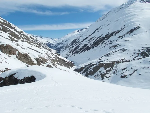 Bella stagione di skitouring primaverile in alpi otztal — Foto Stock