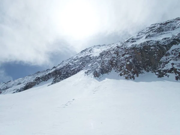 オッツタルアルプスの美しいスキーツーリング春の季節 — ストック写真