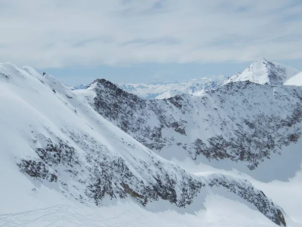 Прекрасный весенний сезон скитеринга в Оцтальных Альпах — стоковое фото