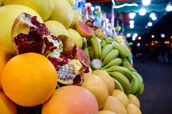 Variété de fruits frais savoureux sur un marché — Photo