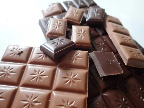 Viel braune süße Schokolade — Stockfoto