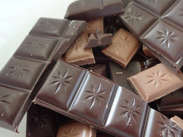 Spousta hnědé sladké čokolády — Stock fotografie