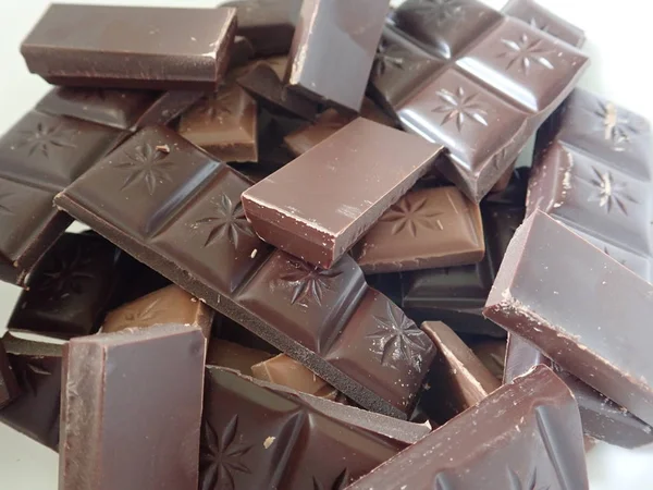 Spousta hnědé sladké čokolády — Stock fotografie