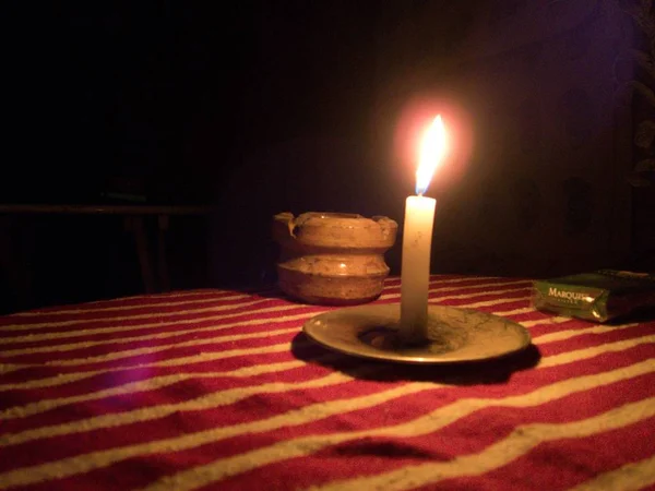 Κερί Ένα Τραπέζι Ένα Σκοτεινό Δωμάτιο — Φωτογραφία Αρχείου