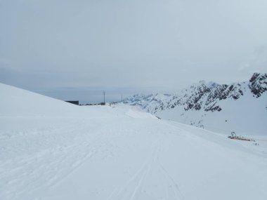 Kış mevsimi Kaunertal Gletcher 'da Weisseespitze tırmanışı