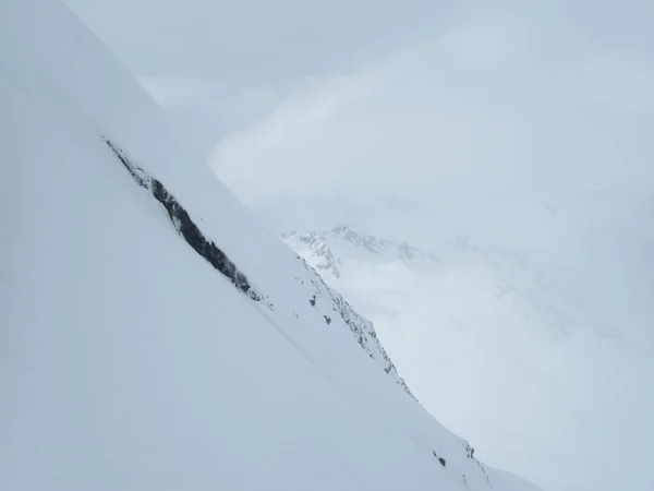 Зимовий сезон скелелазіння Weisseespitze у фірмовому гетчері — стокове фото