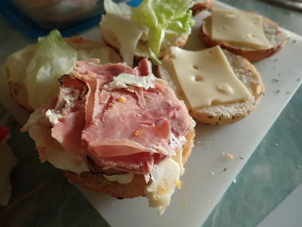 Praperation caseiro de hambúrgueres de bacon sanduíche — Fotografia de Stock