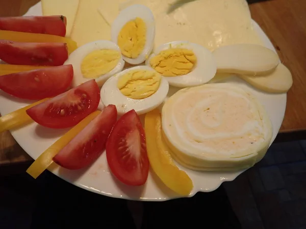 早餐盘上装有鸡蛋和蔬菜的奶酪 — 图库照片
