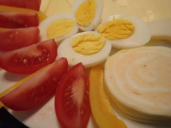 Ost med ägg och grönsaker på en frukost tallrik — Stockfoto