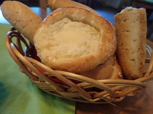 Bröd och bak verk serveras i korg — Stockfoto
