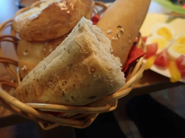 Ekmek ve hamur işleri sepet içinde servis edilir — Stok fotoğraf