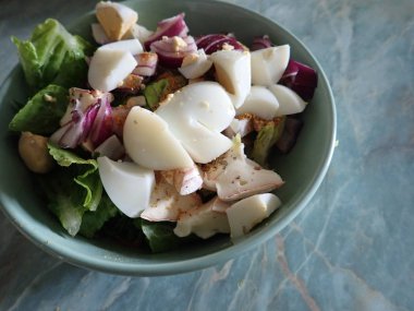 taze sebze salatası kase   