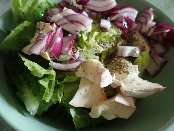 Tigela de uma salada vegetal fresca — Fotografia de Stock