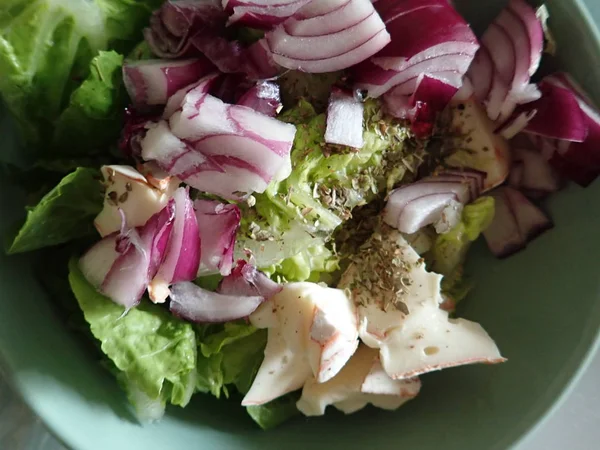 Tigela de uma salada vegetal fresca — Fotografia de Stock