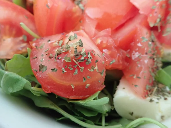 Tigela de uma salada vegetal fresca — Fotografia de Stock