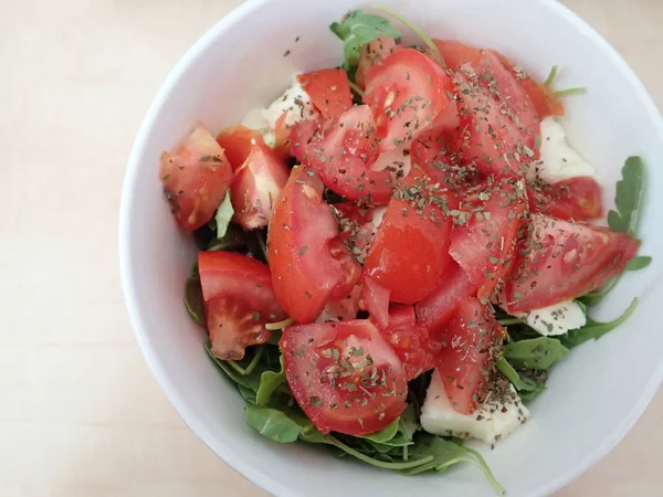 Bol d'une salade de légumes frais — Photo