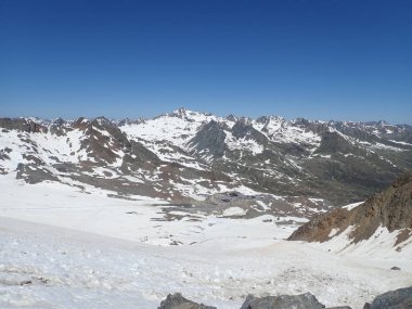 Avusturya 'daki Ehrwald Alpleri 'ndeki Kaunertal 'dan Weisseespitze 'nin tepesine güzel yaz dağcılık