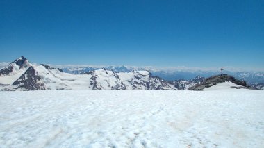 Avusturya 'daki Ehrwald Alpleri 'ndeki Kaunertal 'dan Weisseespitze 'nin tepesine güzel yaz dağcılık