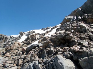 Avusturya 'daki Ehrwald Alpleri 'ndeki Kaunertal 'dan Weisseespitze 'nin tepesine güzel yaz dağcılık