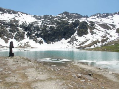 Avusturya 'daki Ehrwald Alpleri 'ndeki Kaunertal 'dan Weisseespitze 'nin tepesine güzel yaz dağcılık