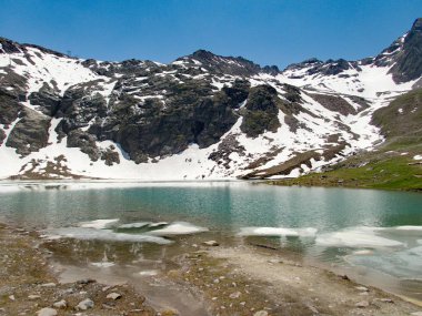 Avusturya 'daki Ehrwald Alpleri 'ndeki Kaunertal 'dan Weisseespitze 'nin tepesine güzel yaz dağcılık