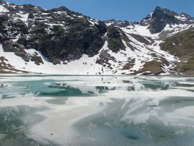 Avusturya 'daki Ehrwald Alpleri 'ndeki Kaunertal 'dan Weisseespitze 'nin tepesine güzel yaz dağcılık