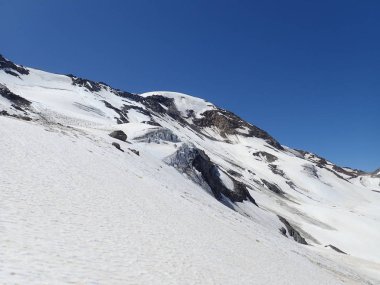 Avusturya 'daki Ehrwald Alpleri 'ndeki Kaunertal 'dan Weisseespitze 'nin tepesine güzel yaz dağcılık