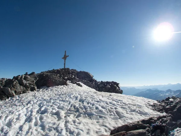 Avusturya 'daki Ehrwald Alpleri 'ndeki Kaunertal 'dan Weisseespitze 'nin tepesine güzel yaz dağcılık