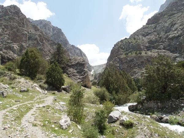 美丽的徒步旅行在范山自然在塔吉克斯坦 — 图库照片