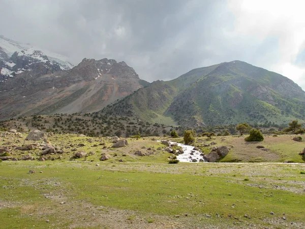 Belas caminhadas em montanhas fann natureza no tajiquistão — Fotografia de Stock