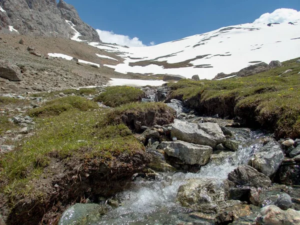 Hermoso senderismo en fann montañas naturaleza en Tayikistán — Foto de Stock