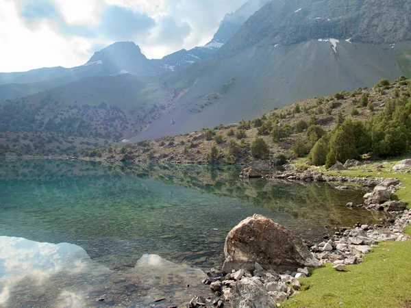 Hermoso senderismo en fann montañas naturaleza en Tayikistán — Foto de Stock