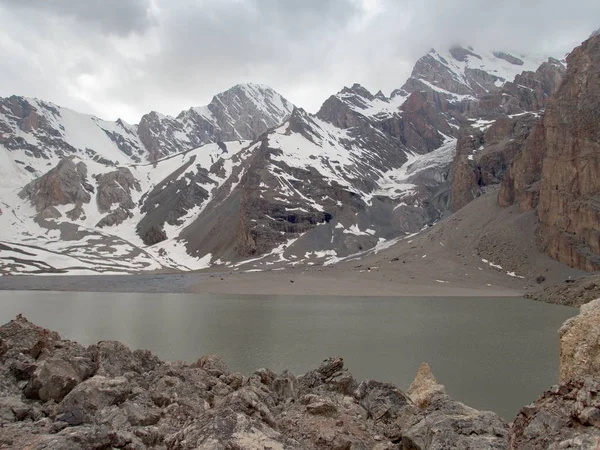 Hermoso senderismo en fann montañas naturaleza en Tayikistán — Foto de Stock