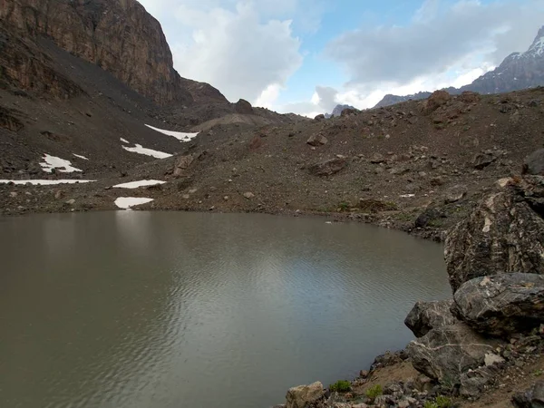 Hermoso senderismo en fann montañas naturaleza en Tayikistán — Foto de Stock