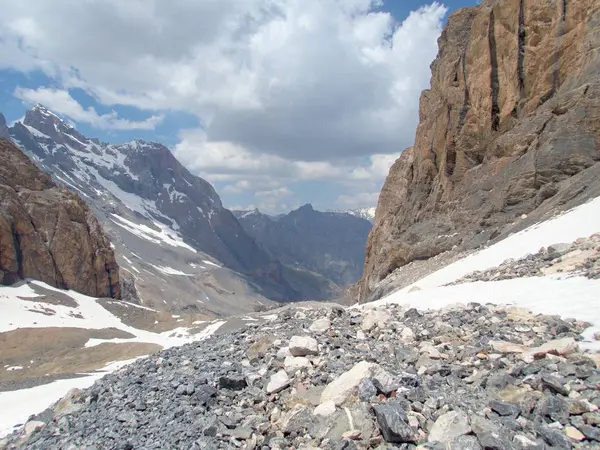 Prachtige wandelen in de natuur van de Fann Mountains in Tadzjikistan — Stockfoto