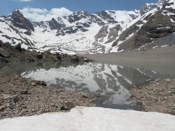 Belas caminhadas em montanhas fann natureza no tajiquistão — Fotografia de Stock