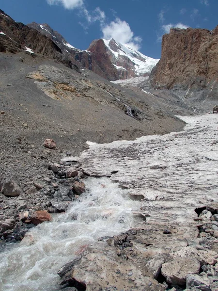 Prachtige wandelen in de natuur van de Fann Mountains in Tadzjikistan — Stockfoto