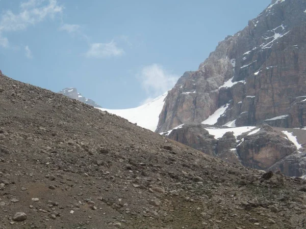 Prachtige wandelen in de natuur van de Fann Mountains in Tadzjikistan — Stockfoto