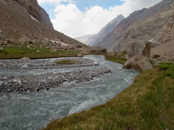 美丽的徒步旅行在范山自然在塔吉克斯坦 — 图库照片