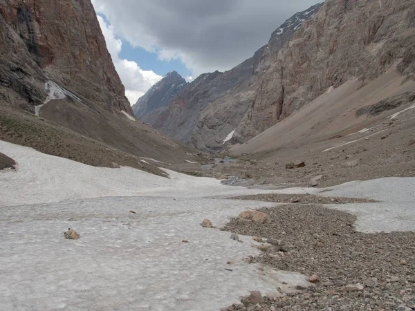 Prachtige wandelen in de natuur van de Fann Mountains in Tadzjikistan — Stockfoto