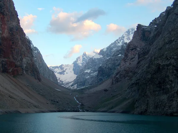 Belas caminhadas em montanhas fann natureza no tajiquistão — Fotografia de Stock