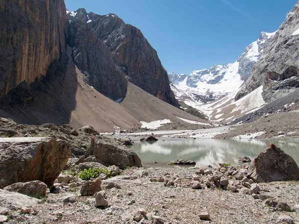 美丽的徒步旅行在范山自然在塔吉克斯坦 — 图库照片