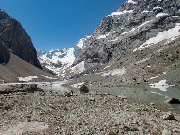 美丽的徒步旅行在范山自然在塔吉克斯坦 — 图库照片