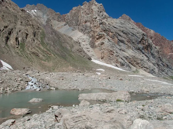 Prachtige wandelen in de natuur van de Fann Mountains in Tadzjikistan — Stockfoto