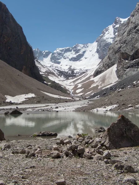 Hermoso senderismo en fann montañas naturaleza en Tayikistán —  Fotos de Stock