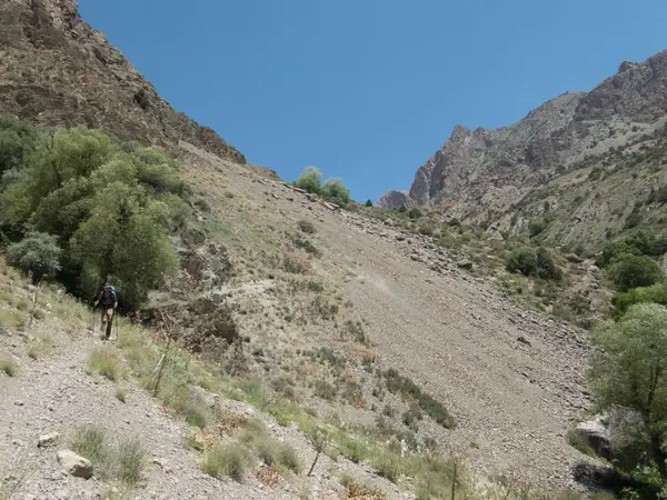 Hermoso senderismo en fann montañas naturaleza en Tayikistán — Foto de Stock