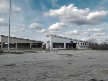 karayolu tarafından eski bir harap beton structura