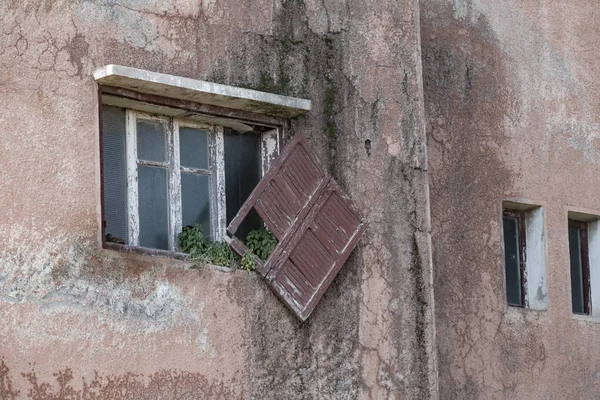 Détail d'une vieille fenêtre cassée — Photo